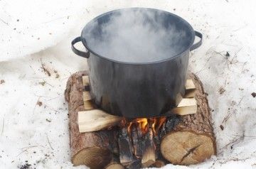 pentola con acqua che bolle sul fuoco