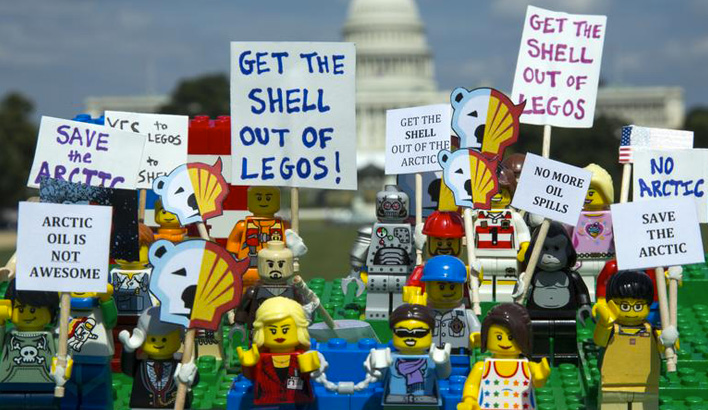 Shell e LEGO insieme: gli omini protestano